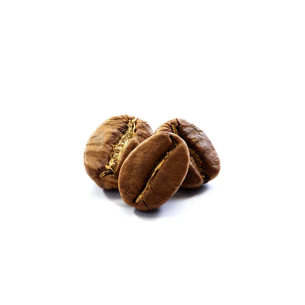 三个发亮的新鲜烤咖啡豆 白色背景分离 — 图库照片