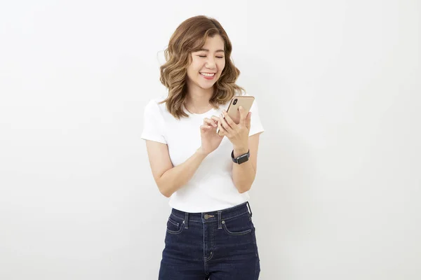 Ženy Které Používají Facetime Tak Šťastně Úsměvem Zlatý Barevný Smartphone — Stock fotografie
