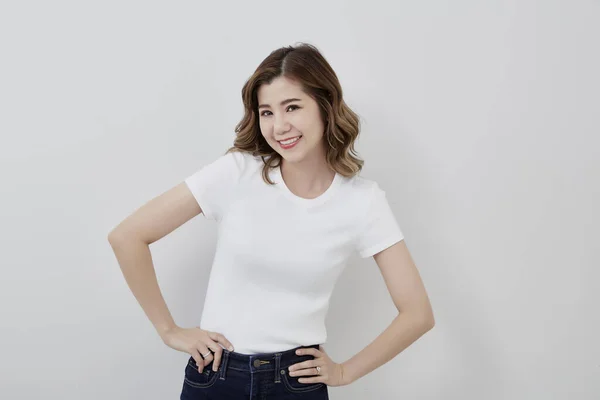 Fröhliches Asain Mädchen Ein Weißes Shirt Mit Jeans Kopierraum Für — Stockfoto