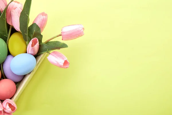 Tulipes Roses Boîte Oeuf Pâques Sur Papier Jaune Espace Copie — Photo