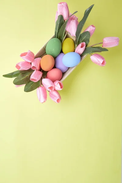 Tulipes Roses Boîte Oeuf Pâques Sur Papier Jaune Espace Copie — Photo