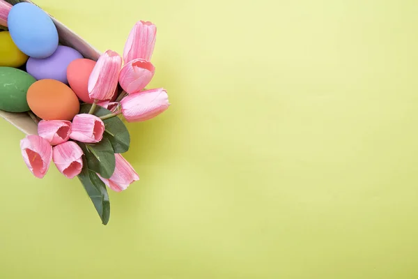 Tulipes Roses Boîte Oeuf Pâques Sur Papier Jaune Espace Copie — Photo