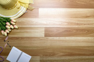 Çalışma masası ahşap yay arkaplan Hasır şapka çiçekleri metin için alanı kopyala