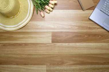 Çalışma masası ahşap yay arkaplan Hasır şapka çiçekleri metin için alanı kopyala