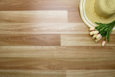 Çalışma masası ahşap yay arkaplan Hasır şapka çiçekleri metin için alanı kopyala