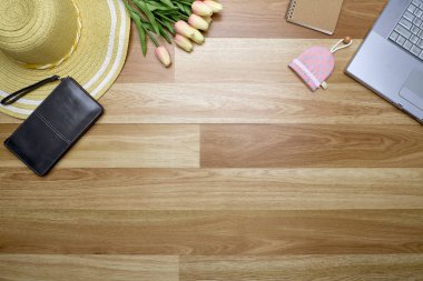 Çalışma masası ahşap yay arkaplan Hasır şapka çiçekleri metin için alanı kopyala