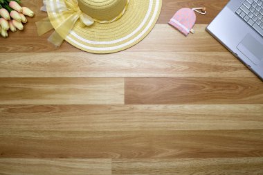 Çalışma masası ahşap yay arkaplan Hasır şapka çiçekleri metin için alanı kopyala