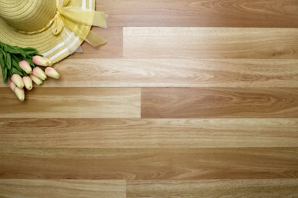 Çalışma masası ahşap yay arkaplan Hasır şapka çiçekleri metin için alanı kopyala