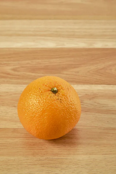 健康新鲜多橙子放在木桌上 抄写文字 — 图库照片