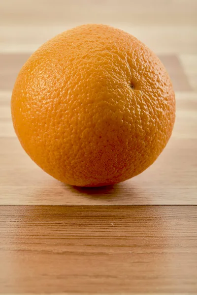 健康新鲜多橙子放在木桌上 抄写文字 — 图库照片