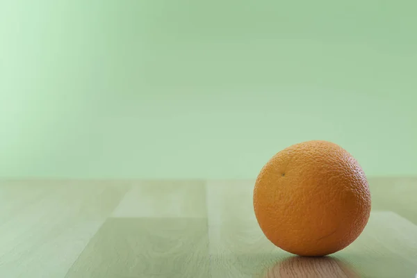 Fruit Orange Frais Sur Table Bois Isolé Sur Fond Mur — Photo