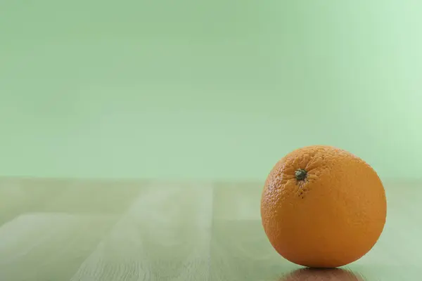 Fruit Orange Frais Sur Table Bois Isolé Sur Fond Mur — Photo