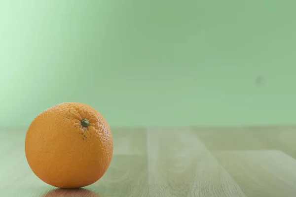 Fruit Orange Frais Sur Table Bois Isolé Sur Fond Mur — Photo