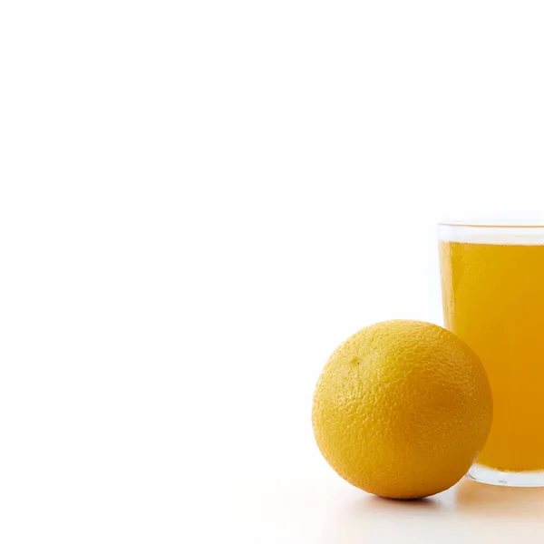 Vaso Naranja Fresca 100 Jugo Aislado Sobre Fondo Blanco — Foto de Stock