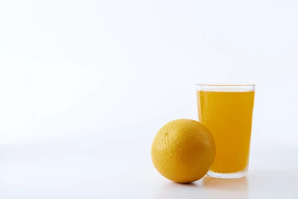 Склянка Свіжого Апельсина 100 Сік Ізольовано Білому Фоні — стокове фото