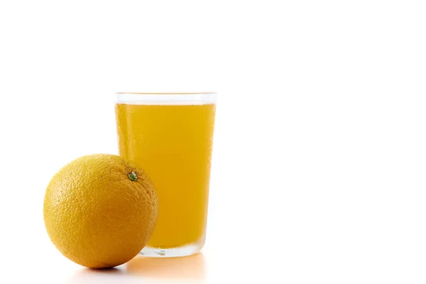 Vaso Naranja Fresca 100 Jugo Aislado Sobre Fondo Blanco — Foto de Stock