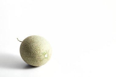 Beyaz arkaplanda Japon kavunu