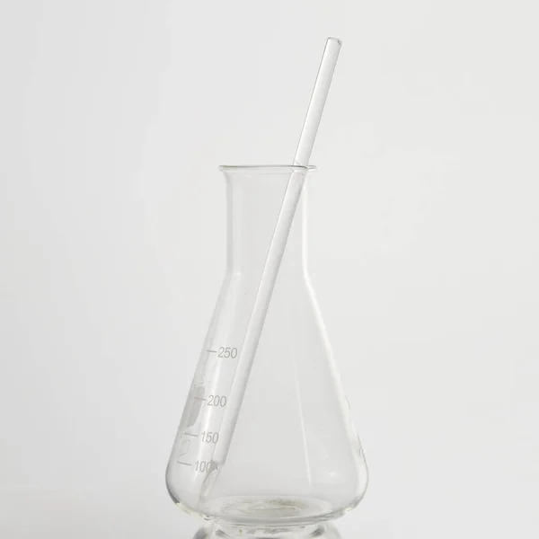 Порожня Лабораторна Пляшка Колба Відображенням Ізольована Білому Фоні — стокове фото