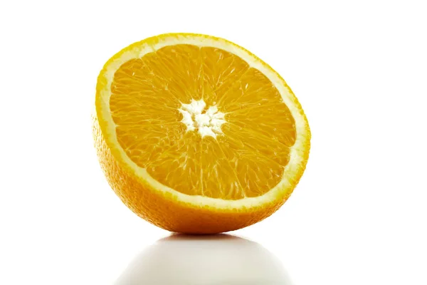 Sinaasappelschijfje Vers Sinaasappelfruit Half Geïsoleerd Witte Ondergrond — Stockfoto