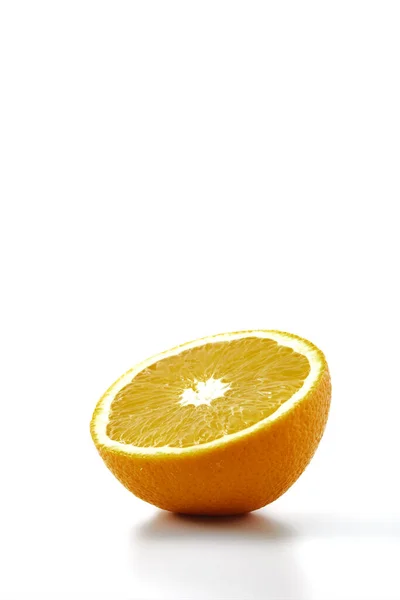 Fatia Laranja Fruta Laranja Fresca Metade Isolada Sobre Fundo Branco — Fotografia de Stock