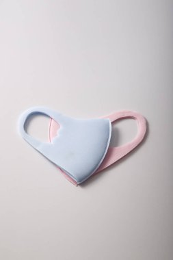 yüz maskesi koruyucu virüs mavi kağıt arka planda