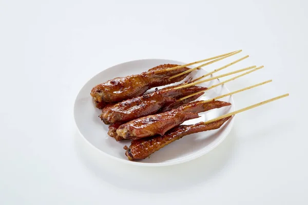 Tajskie Jedzenie Grillowanymi Skrzydełkami Kurczaka Talerzu Białym Tle Azjatyckie Jedzenie — Zdjęcie stockowe