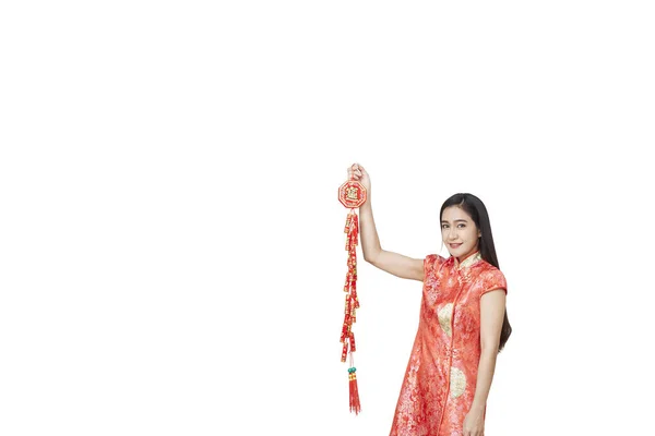 Piękna Kobieta Nosić Cheongsam Pokazać Coś Dla Ciebie Chińskim Nowym — Zdjęcie stockowe