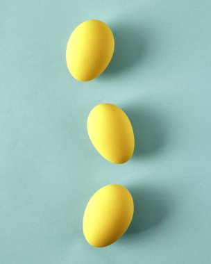 Minimum paskalya yumurtaları kağıt mavisi pastel üzerinde, Mutlu Paskalya arkaplanı