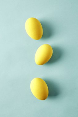 Minimum paskalya yumurtaları kağıt mavisi pastel üzerinde, Mutlu Paskalya arkaplanı