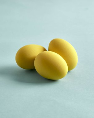Minimum paskalya yumurtaları kağıt mavisi pastel üzerinde, Mutlu Paskalya arkaplanı