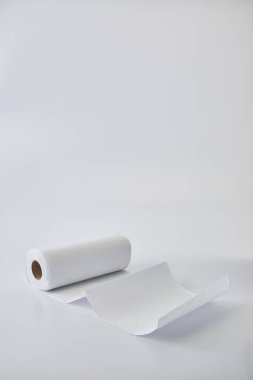 Tuvalet kağıdı beyaz arka planda Yeni Coronavirüs 'ü sarar. Salgın panik konsepti.