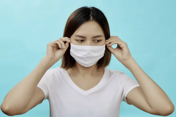 Mujer Asiática Con Pelo Castaño Una Máscara Médica Para Protección —  Fotos de Stock