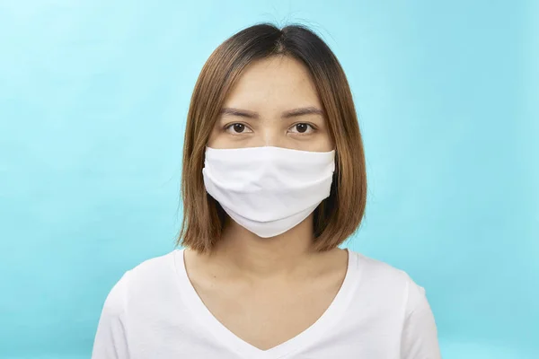 Azjatka Brązowymi Włosami Maską Medyczną Dla Ochrony Ponownie Grypa Jasnoniebieskim — Zdjęcie stockowe