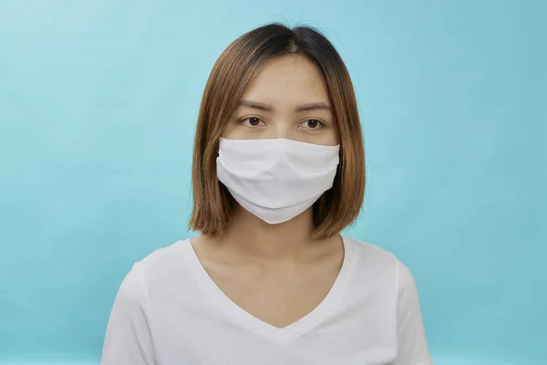 Azjatka Brązowymi Włosami Maską Medyczną Dla Ochrony Ponownie Grypa Jasnoniebieskim — Zdjęcie stockowe