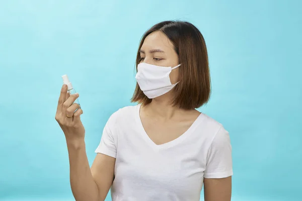 Młode Azjatyckie Kobiety Noszą Maski Ochronne Środki Dezynfekcji Rąk Alkohol — Zdjęcie stockowe