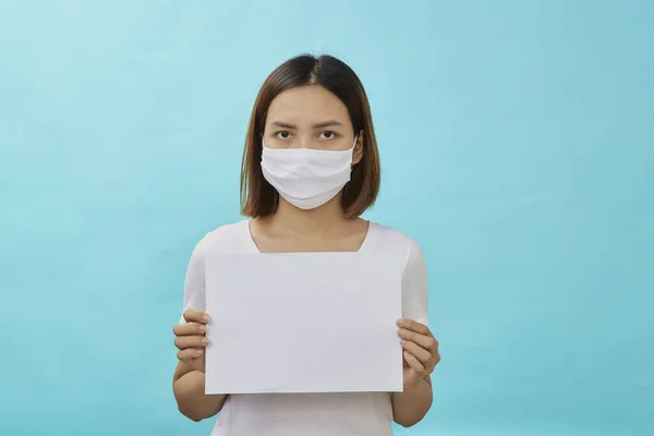 Młode Azjatyckie Kobiety Noszą Maski Ochronne Białym Prześcieradle Miejscem Napis — Zdjęcie stockowe