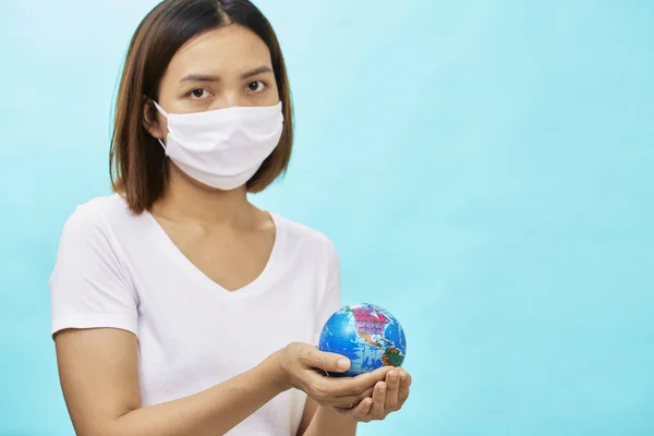 Młode Azjatyckie Kobiety Maskach Ochronnych Trzymające Bezpieczny Świat Niebieskim Tle — Zdjęcie stockowe