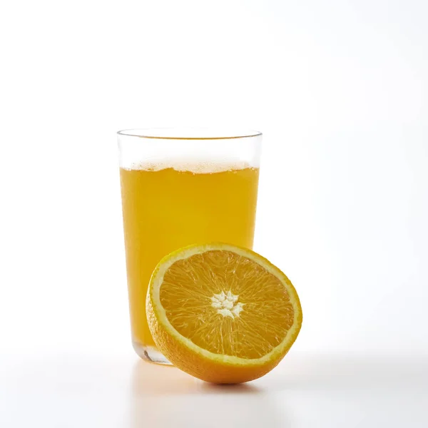 배경에 오렌지 주스와 오렌지 슬라이스 — 스톡 사진