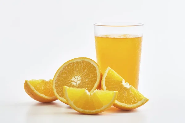 Jus Orange Tranches Orange Isolées Sur Fond Blanc — Photo