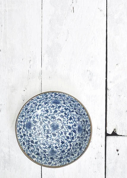Plato Plano Placa Porcelana Ordinaria Vacía Con Patrones Azules Mesa — Foto de Stock