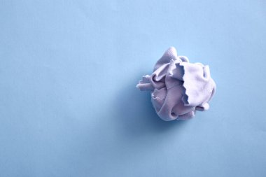 Gölgeli beyaz sayfa, yenilik çözümü konsepti, başarı lideri, insan kaynakları alıcısı, kurumsal sosyal sorumluluk.