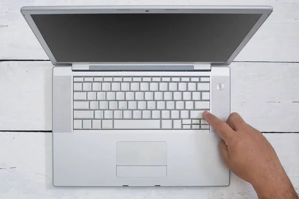 Homem Leigo Plana Usando Computador Portátil Fundo Textura Madeira Branca — Fotografia de Stock