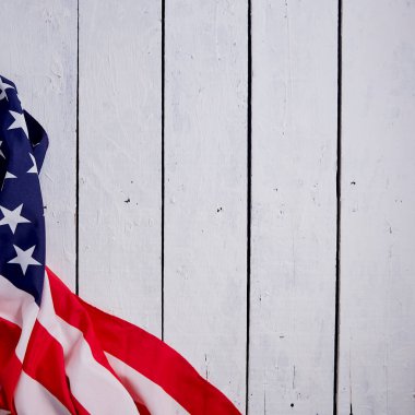 Amerika 'nın Bağımsızlık Günü münasebetiyle Amerika' nın 4 Temmuz kutlamaları için beyaz ahşap bir arka plan üzerine Amerikan Bayrağı. Görüntü görüntüsü üstten.