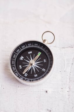Beyaz tahta masa arka planında pusula, yön, seyahat, rehberlik veya yardım kavramı