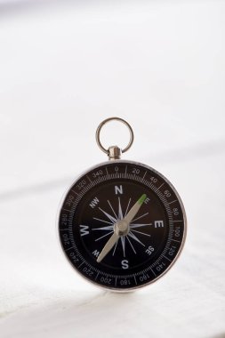 Beyaz tahta masa arka planında pusula, yön, seyahat, rehberlik veya yardım kavramı