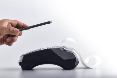 Beyaz arka planda NFC teknolojisi kullanan bir adam