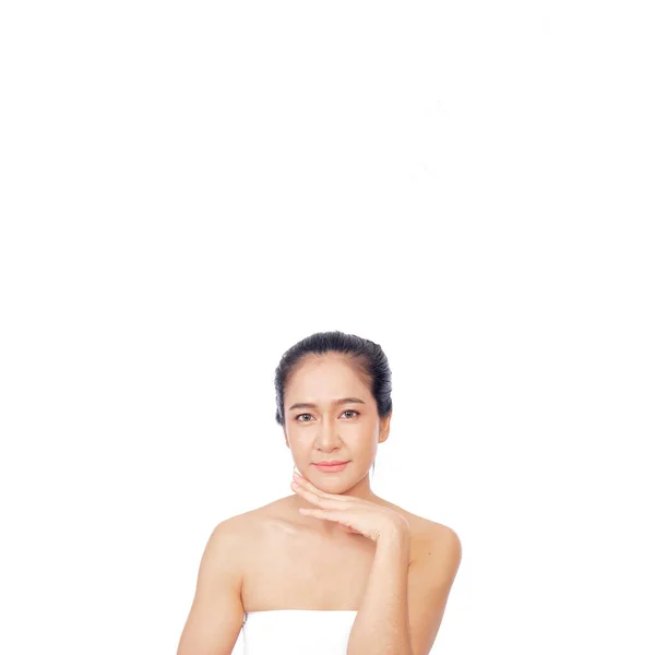 美しさとスキンケアの概念のための白い背景に若いタイ人女性の美しい顔を閉じます — ストック写真