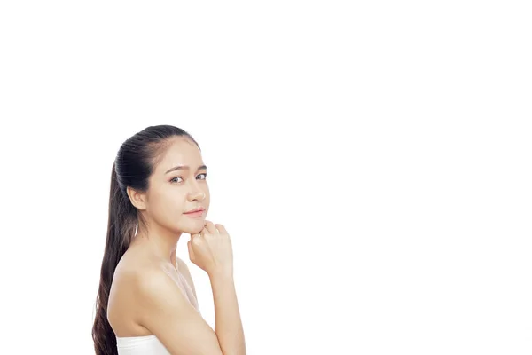 美しさとスキンケアの概念のための白い背景に若いタイ人女性の美しい顔を閉じます — ストック写真