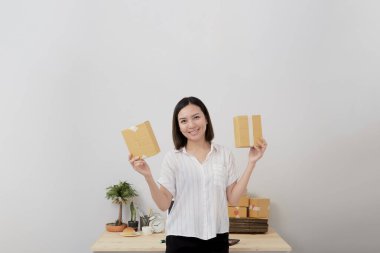 Genç Taylandlı kadın ticareti Evden alışveriş paketleme Posta ve teslimat paketini servis, kurye hizmeti konseptiyle teslim etmeye hazır olun