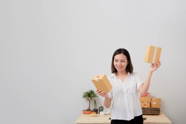 Genç Taylandlı kadın ticareti Evden alışveriş paketleme Posta ve teslimat paketini servis, kurye hizmeti konseptiyle teslim etmeye hazır olun